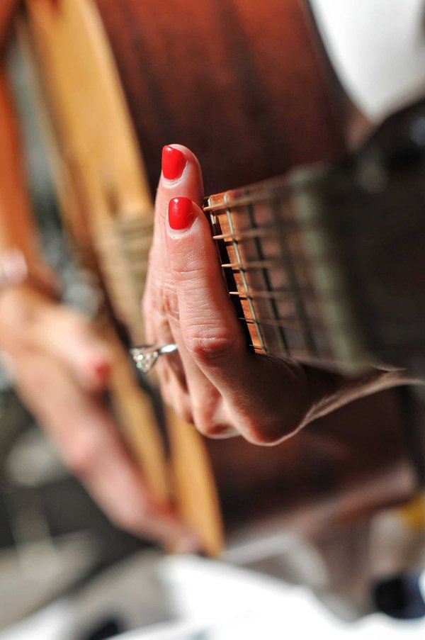 Comment utiliser la musique pour aborder les questions d'identité culturelle ?